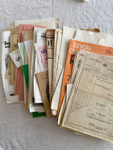 Cargar imagen en el visor de la galería, Authentic Vintage Papers - 10 selected randomly elements
